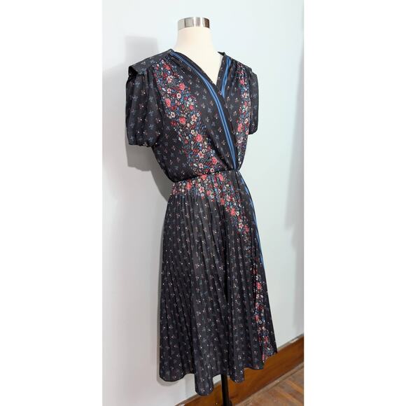 70s Black Floral Accordion Pleated Faux Wrap Dress - Picture 6 of 6